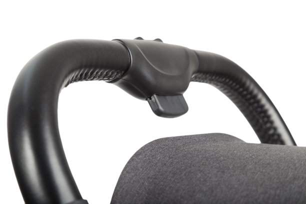 白色背景上的婴儿车，一个婴儿车的细节特写图片下载