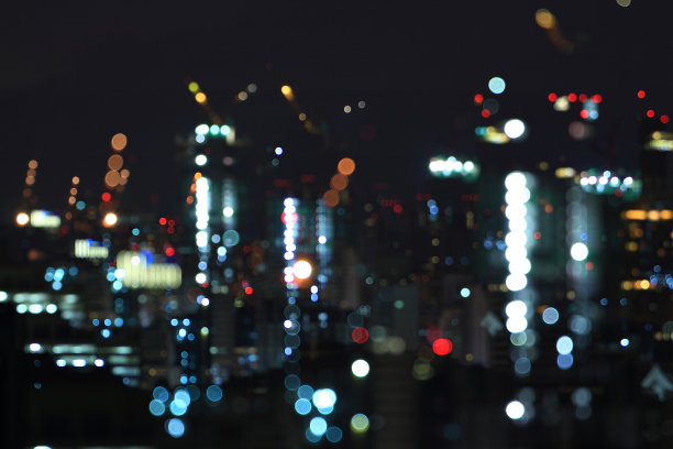 星夜灯。散景散焦城市摩天写字楼的灯光。多曝光照片在夜晚的对焦光概念背景图片下载