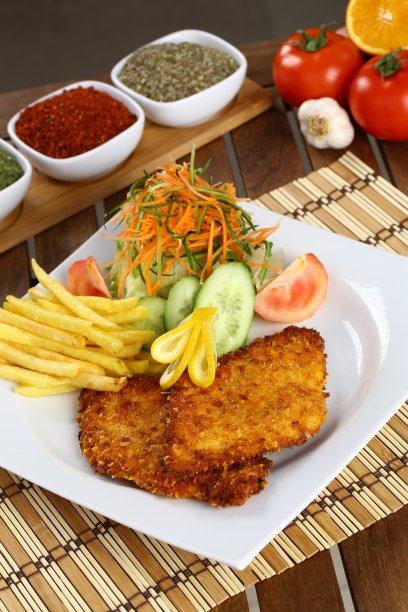 鸡排，薯条和蔬菜图片下载