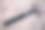 手里拿着锤子和钉子。灰色的背景。图片下载