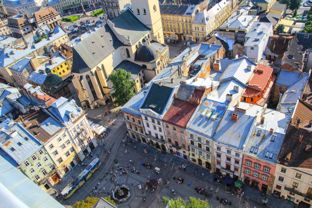 古老美丽的欧洲城市全景。有教堂、房屋、教堂和屋顶的中世纪建筑。古代利沃夫的夏季绿色照片。在傍晚的夕阳灯光下，令人惊叹的小镇风景图片下载