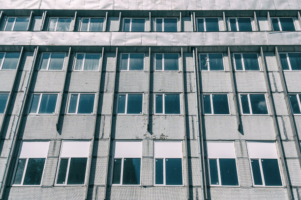 那座旧建筑正面的窗户图片下载