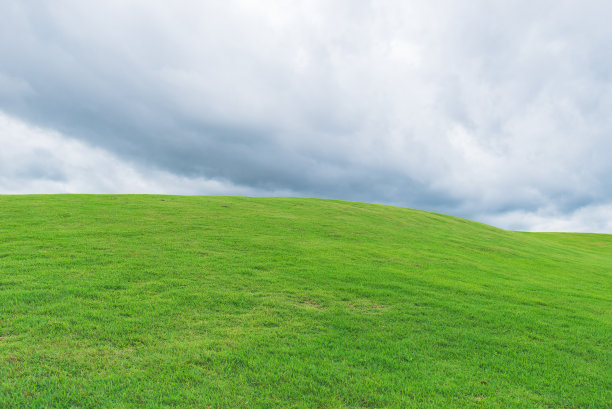草地和云彩的小山背景图片下载