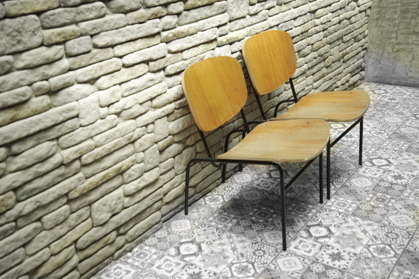 两把旧木椅，砖墙，坐着放松图片下载