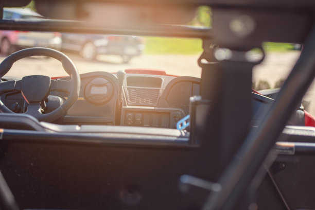 在一个阳光明媚的日子，从一辆UTV车辆与人驾驶一辆UTV。图片下载