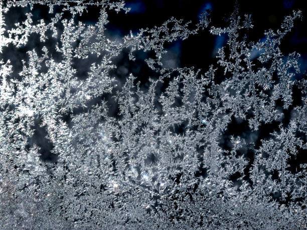 磨砂冷雪花特写，作为圣诞节和新年邀请的闪光图形背景图片下载