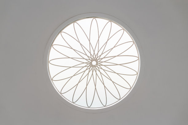 在深灰色背景上拍摄图形照片。花朵的形状图片下载