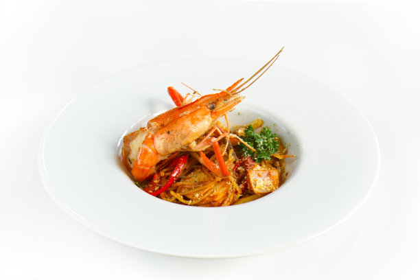 泰式香辣意大利面，白底大对虾图片下载