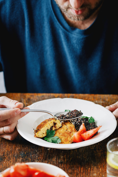 男人是一个素食者吃藜麦和燕麦片图片下载