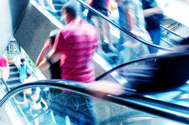 现代大厦里的豪华电梯图片下载