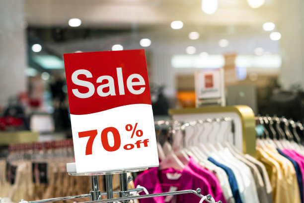 销售70%的模拟广告展示架设置在商场的衬衫堆叠购物，商业时尚和广告概念图片下载