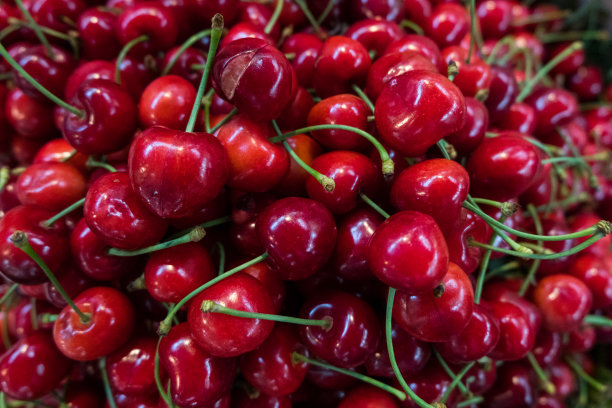 城市市场的摊位上有新鲜的红樱桃。图片下载