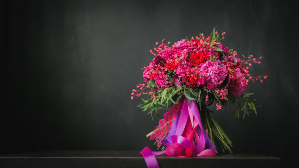 黑色背景上美丽的婚礼花束图片下载