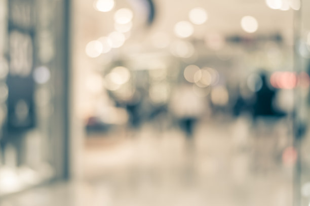模糊的购物中心背景内大堂走廊与零售商店和柜台销售商品产品图片下载