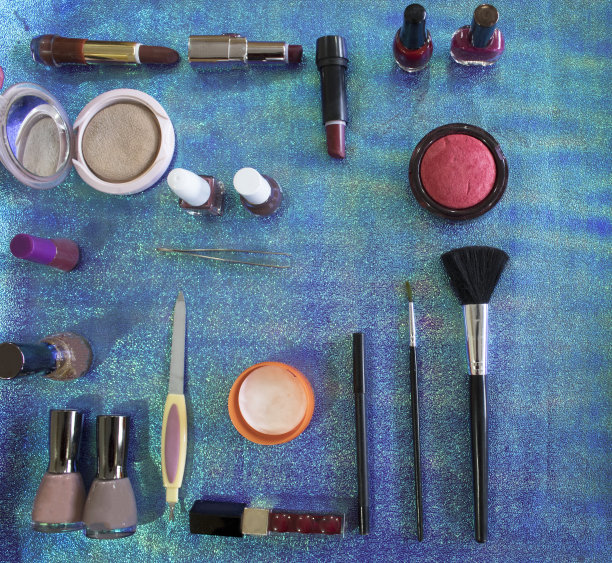 平铺美容彩妆产品和化妆品图片下载