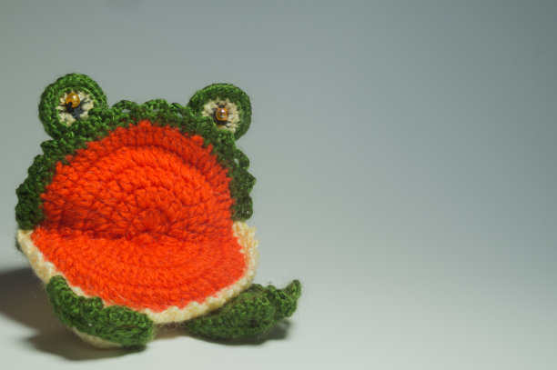 手工编织玩具青蛙孤立的白色背景图片下载