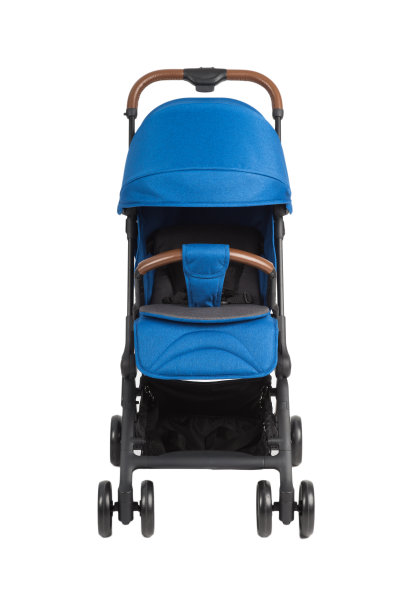 白色背景的婴儿车，现代设计图片下载