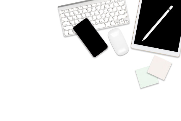 平放办公桌子与笔记本电脑，数字平板电脑，手机和配件的照片。在孤立的白色背景上。桌面办公室模型概念。图片下载