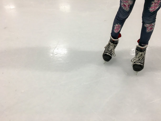 穿着冰鞋滑冰的女孩的腿图片下载