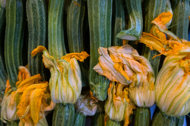 市集的摊位上放着新鲜南瓜花。图片下载