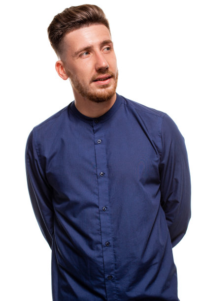 有魅力的年轻男子穿着蓝色衬衫，孤立在白色背景下。图片下载