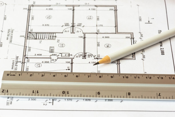 房子的建筑设计图印在一张白纸上。上面有一支白色的铅笔和一把尺子。2018年6月，俄罗斯莫斯科图片下载