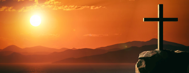 耶稣基督的十字架，木制十字架，天空在日落的背景。三维演示图片下载