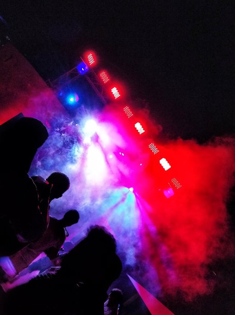 人们在烟雾和明亮的灯光下跳舞图片下载