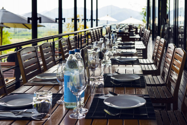 一张餐厅户外桌椅照片图片下载