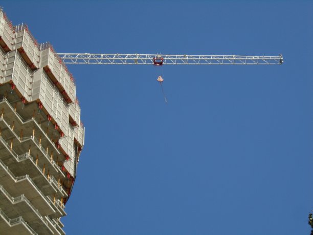 英国伦敦金丝雀码头附近的起重机图片下载