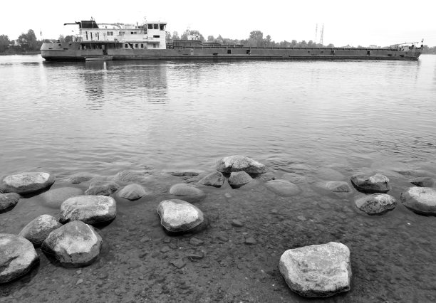 河上的货船。图片下载