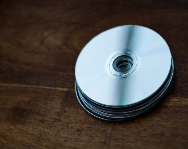 木桌上的光盘特写镜头图片下载
