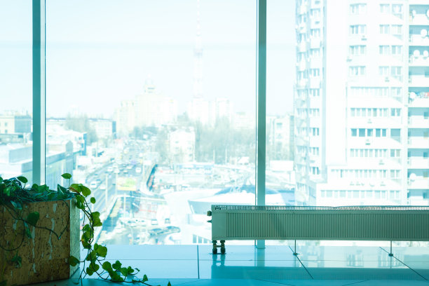 绿色生态建筑办公室内，室内种植树木花园，为城市提供新鲜的臭氧空气图片下载