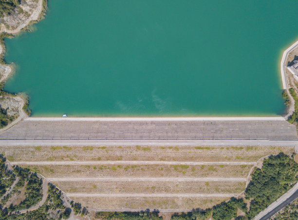 上下鸟瞰蒙特多格里奥湖大坝，这是欧洲最大的人工湖之一。托斯卡纳。意大利图片下载
