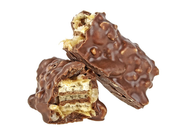 白色背景上孤立的巧克力棒的特写图片下载