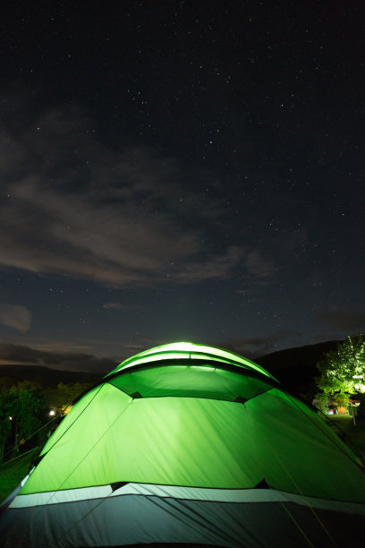 晚上在英国乡村用火把点燃帐篷露营图片下载
