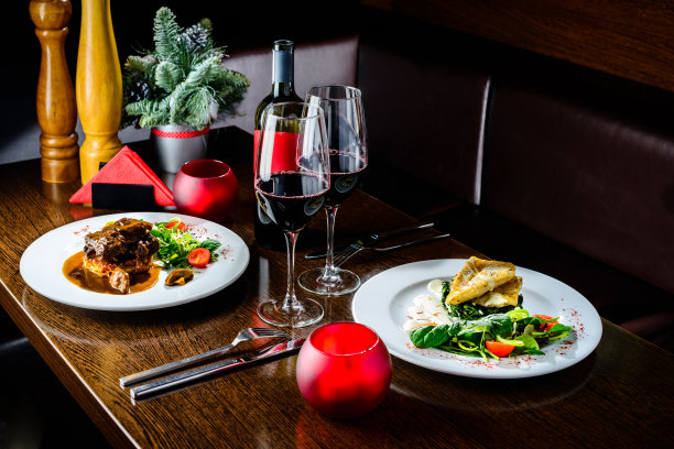 浪漫的餐厅晚餐。美味的菜肴和酒杯图片下载