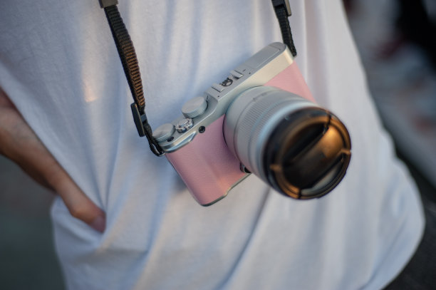 年轻的亚洲潮女人在眼镜持有复古照片相机。图片下载