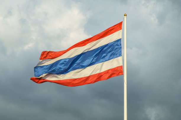 泰国国旗与蓝天背景图片下载