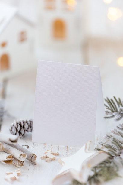 白色圣诞贺卡与节日装饰图片下载