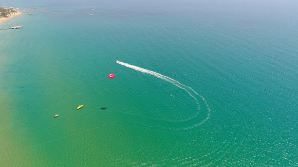 鸟瞰图的滑翔伞在安塔利亚土耳其。暑假期间，人们在海上玩降落伞。鸟瞰图。图片下载