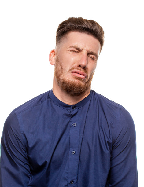 有魅力的年轻男子穿着蓝色衬衫，孤立在白色背景下。图片下载