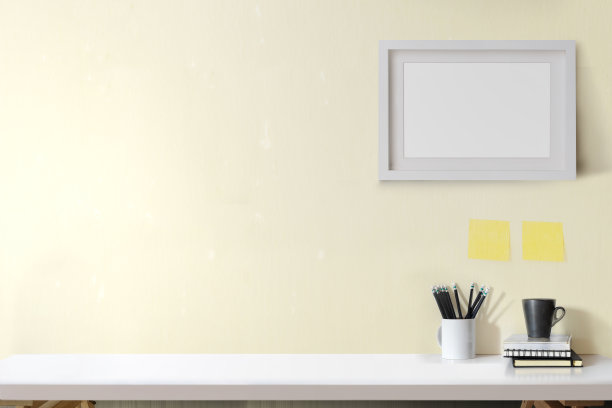 当代工作空间与用品和海报模型。工作场所和复印空间。图片下载