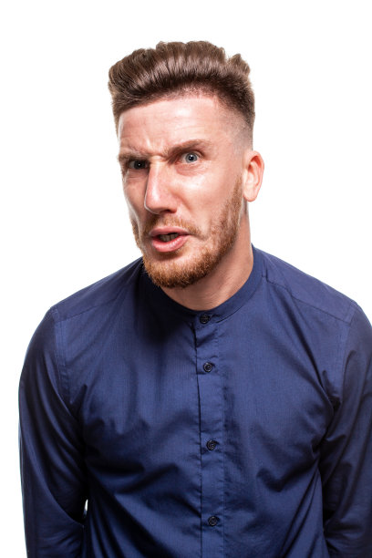 有魅力的年轻男子穿着蓝色衬衫，孤立在白色背景下。图片下载