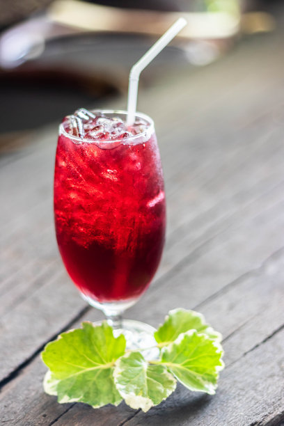 加冰的玫瑰汁。有机棕色木地板，健康图片下载