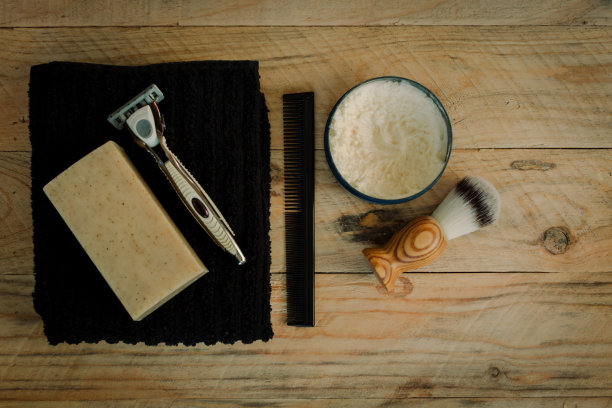 在木头表面上放置一层扁平的剃须工具图片下载