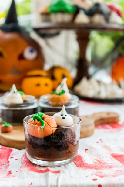 万圣节晚餐的餐桌图片下载