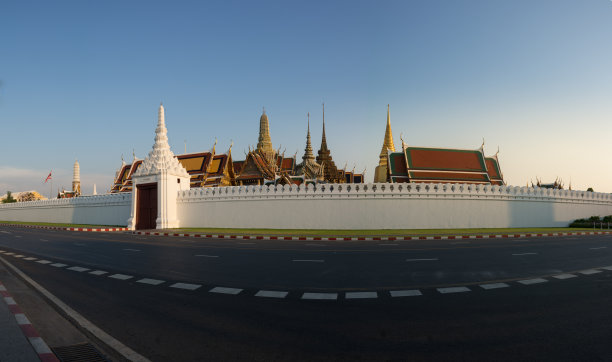 泰国曼谷，蓝天下的大皇宫图片下载