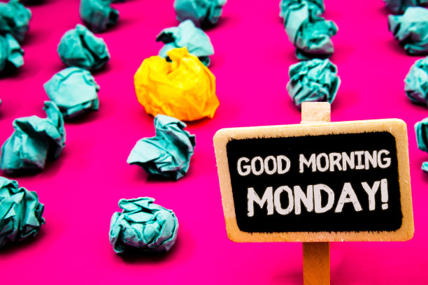 概念手写体显示“早安，星期一激励性呼叫”。商务照片文本快乐积极精力充沛的早餐黑板与白色字母粉红色的基础多绿色的纸lobs。图片下载