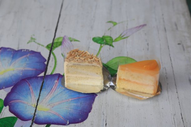 桌上有橙色的蛋糕图片下载